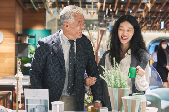 롯데백화점이 '우리 아빠 변신 챌린지' 행사를 진행했다.  롯데쇼핑 제공